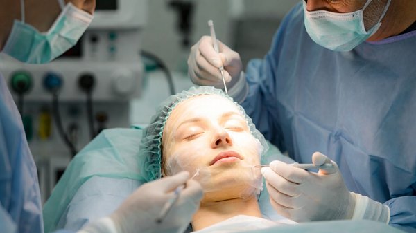 Rajeunissement et confiance : les clés de la chirurgie du visage